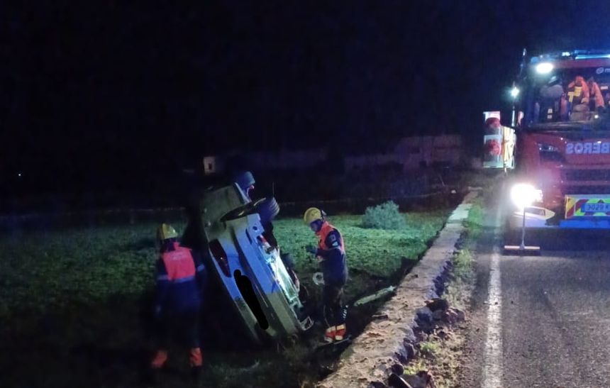 Imagen del vehículo siniestrado en el lugar donde se produjo el vuelco