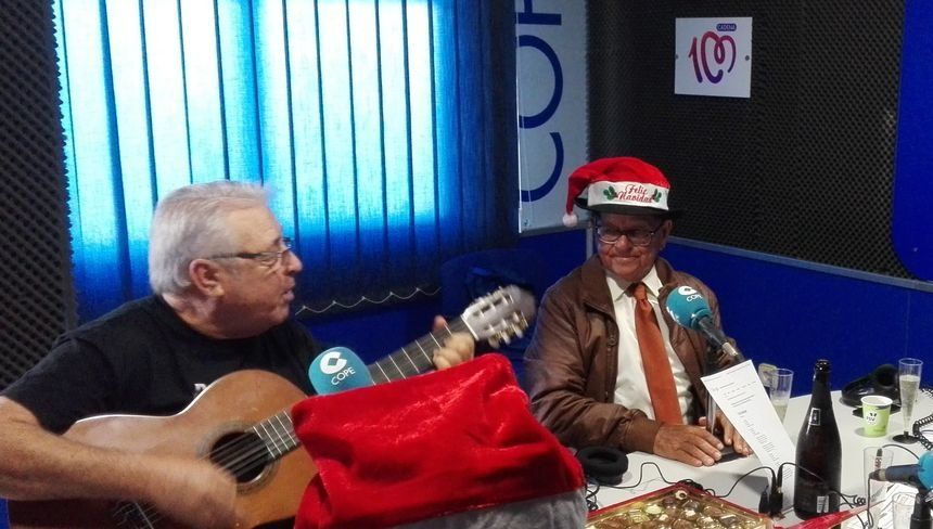 Juan con su amigo Pedro de Armas en una de las divertidas navidades de la radio.