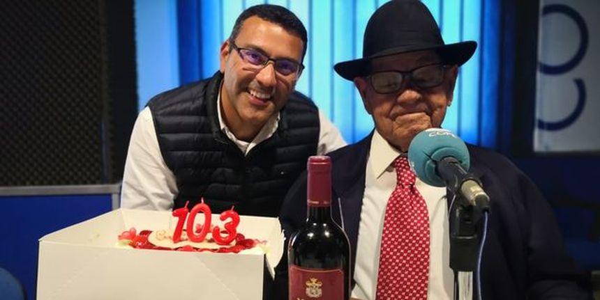Juan cuando cumplió 103 años con el alcalde del municipio que le vio nacer.