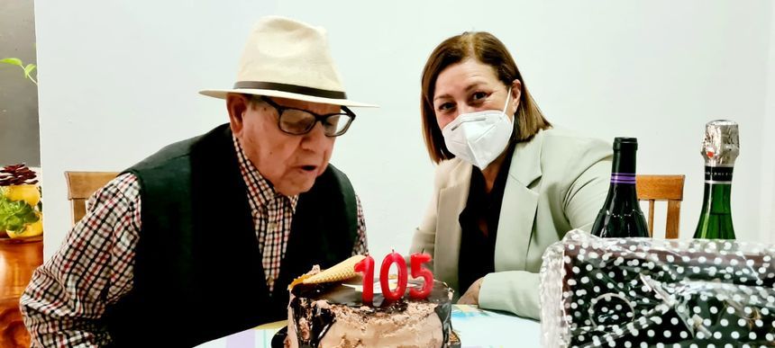Juan con la alcaldesa de Arrecife, el municipio en el que vivía, soplando la vela de sus 105 años.