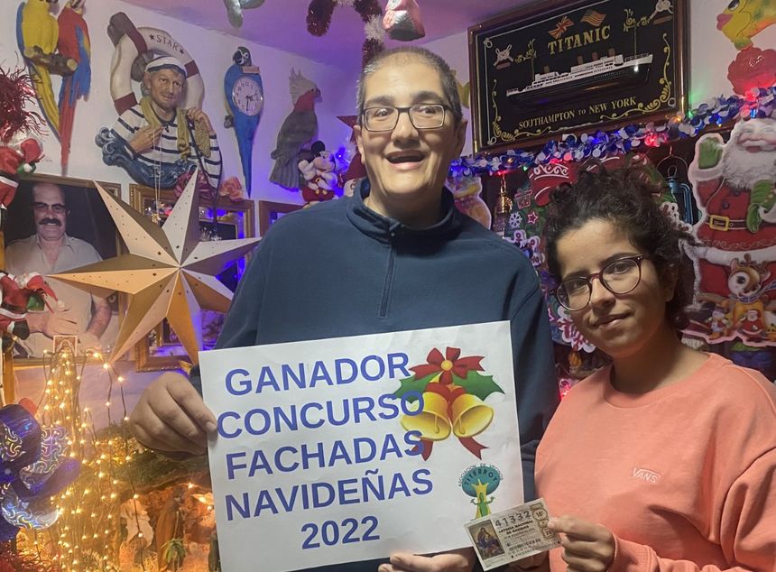 El ganador con la vicepresidenta de la Asociación.