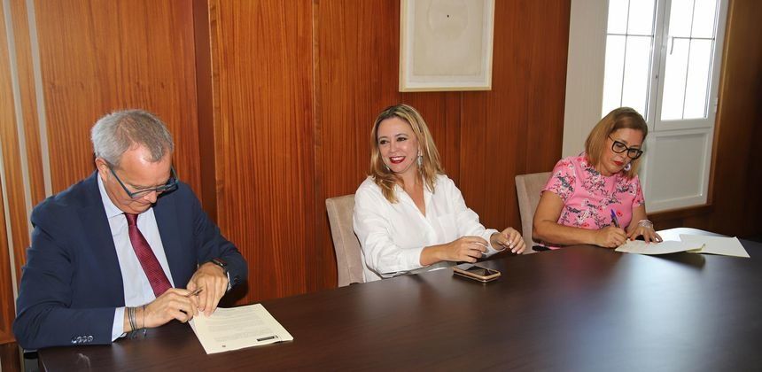 Franquis en una imagen de archivo junto a María Dolores Corujo y Astrid Pérez cuando todavía estaba vivo el pacto entre el PSOE y el PP