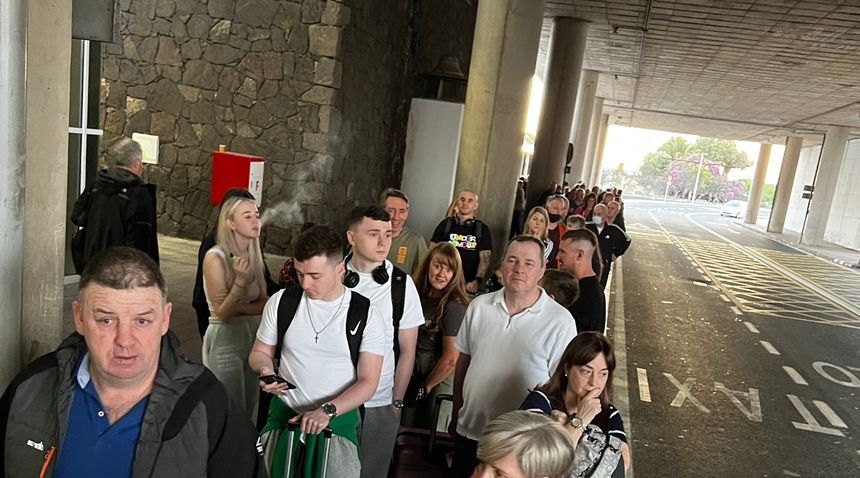 Imagen de este martes de la enorme cola que había en el aeropuerto de Lanzarote.