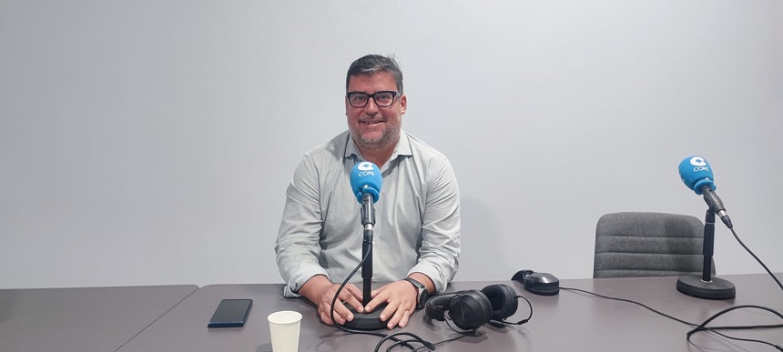 Isidro Pérez en el estudio de Crónicas Radio.