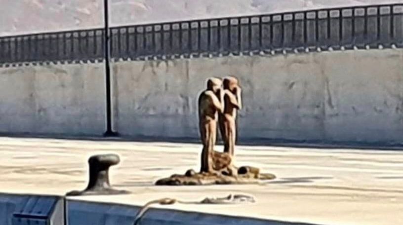 Las dos esculturas que se sacaron y se colocaron en el puerto Marina Rubicón de Playa Blanca.