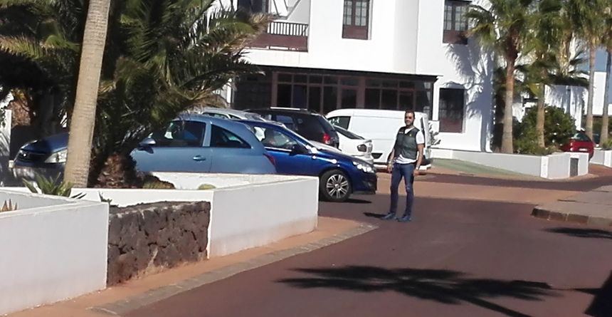 Imagen de la Guardia Civil con el detenido en uno de los vehículos.