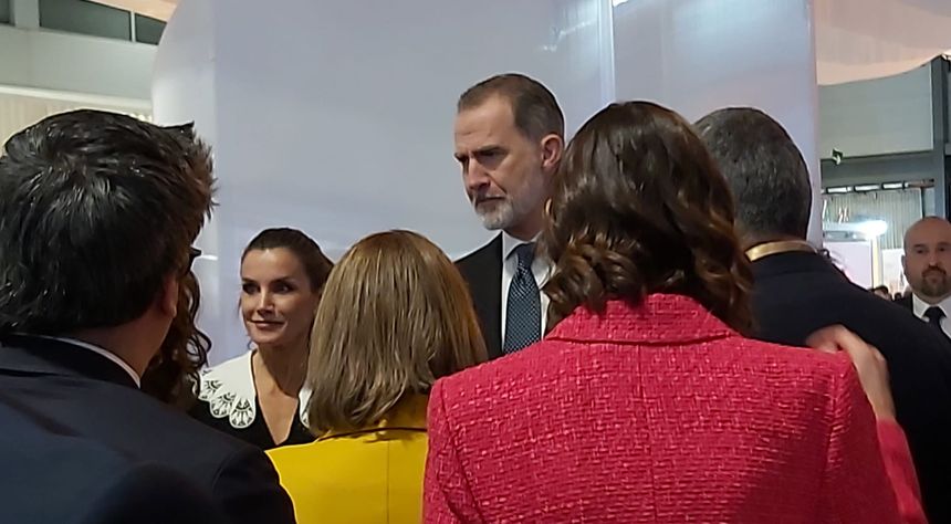 Los Reyes atendiendo a las explicaciones que les daban en su primer paseo por FITUR.