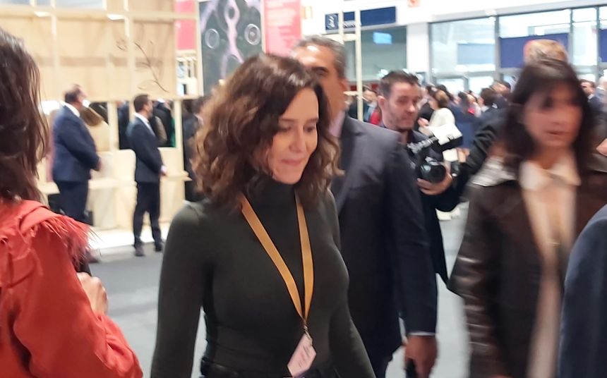 Isabel Díaz Ayuso entrando en la Feria para su inauguración.