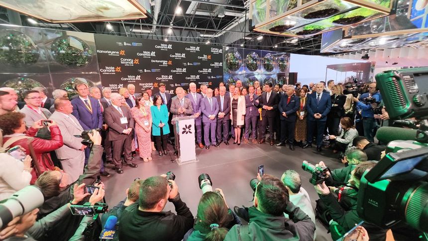 Representantes institucionales de Canarias en el pabellón del Archipiélago.