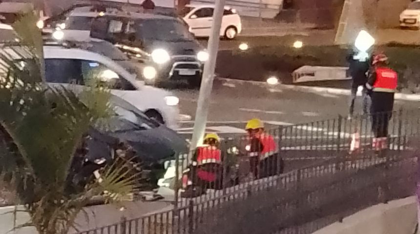 Imagen del coche siniestrado y de la farola medio tumbada