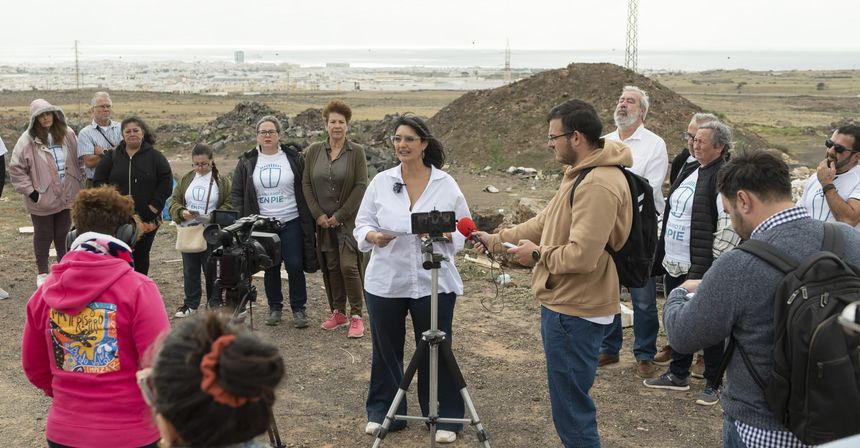 Leticia Padilla atendiendo a los medios y con las personas que le acompañaron hasta la escombrera ilegal.