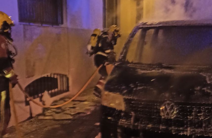 Momento en el que los bomberos logran controlar el incendio