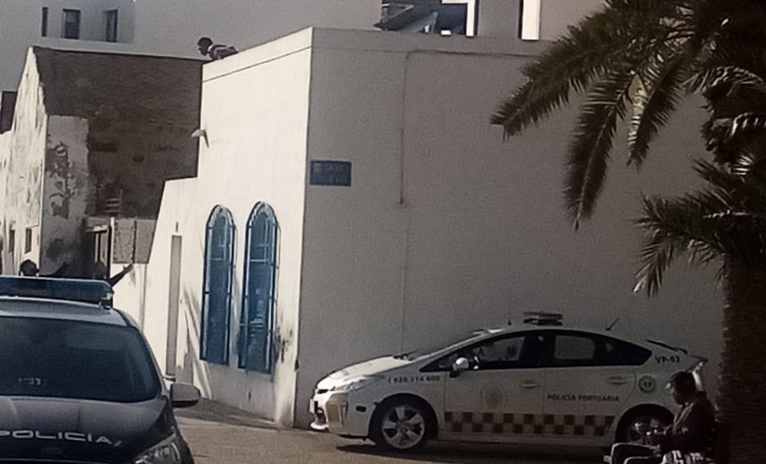 Momento en el que agentes de la Policía Portuaria y de la Policía Nacional hablaban con los ocupas