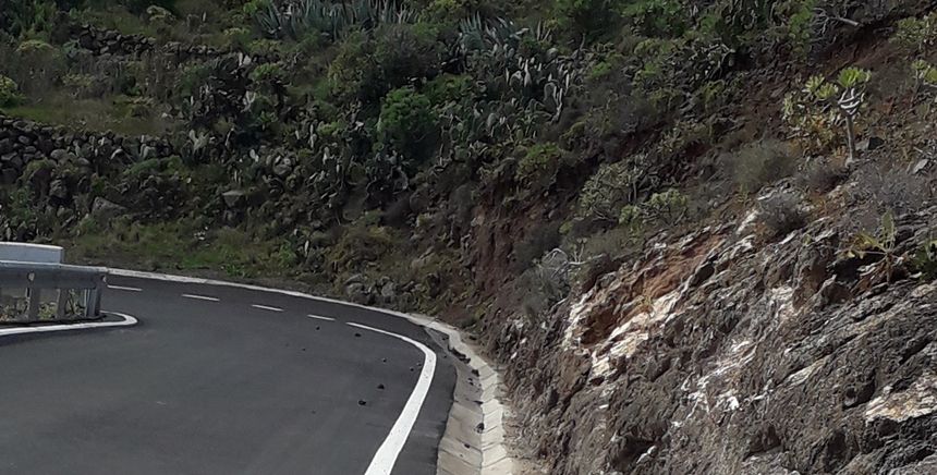 Piedras en medio de la carretera