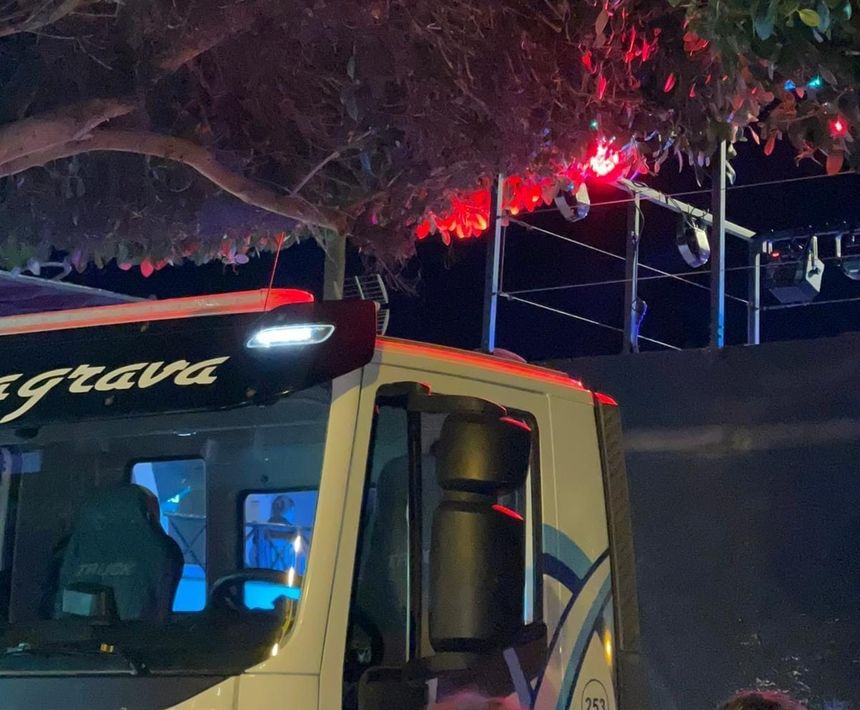 Una de las carrozas chocando con los árboles de la avenida