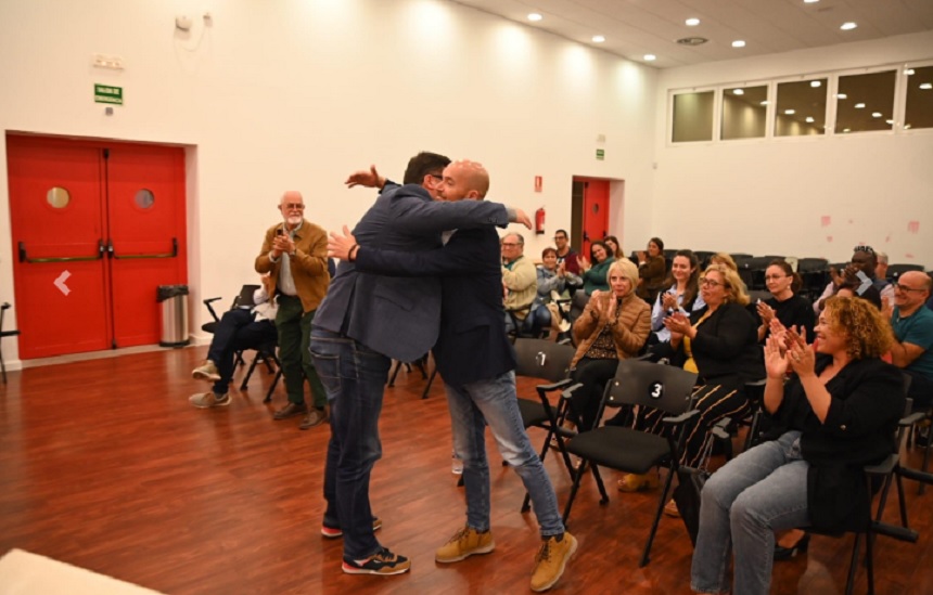 Isidro Pérez y Raúl de León fundidos en un abrazo.