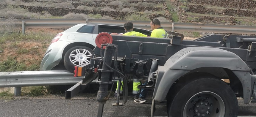Imagen de la grúa retirando el vehículo.