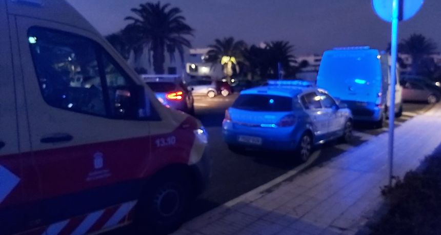 ambulancia y coches policiales