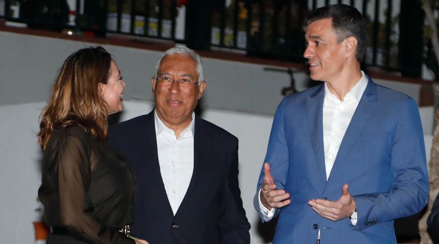 Sánchez y Costa charlando con Corujo.