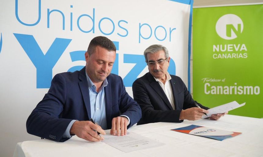 Noda y Rodríguez en el momento de la firma del acuerdo.