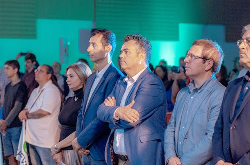 Armando Santana arropado por sus compañeros