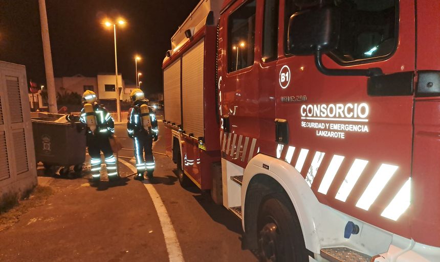 Imagen de los bomberos durante su actuación en San Bartolomé