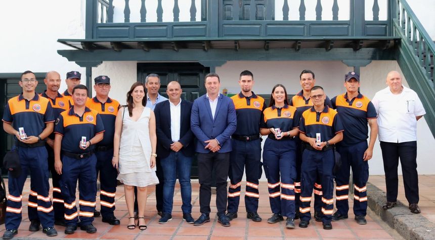 Voluntarios homenajeados con alcalde y concejal del Área