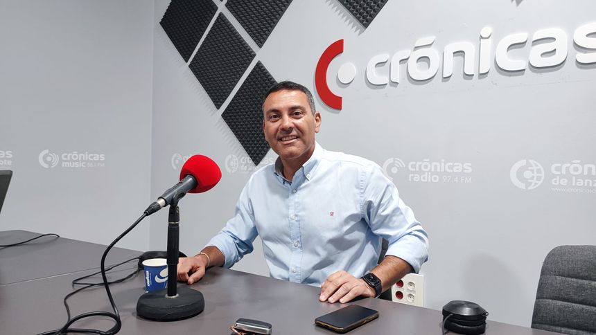 Oswaldo Betancort en el nuevo estudio de Crónicas Radio.