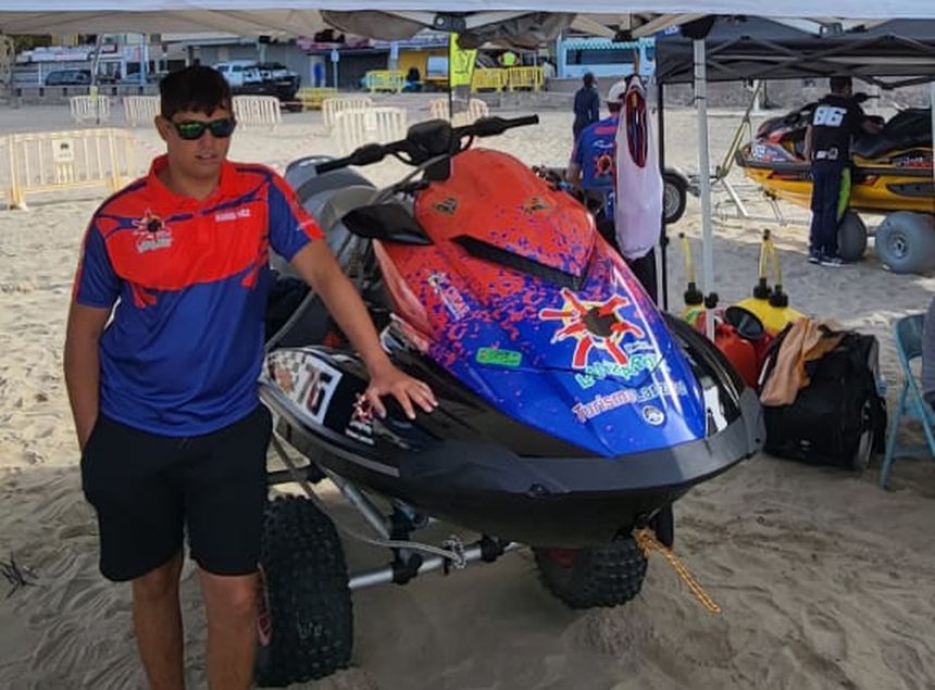 Daniel Hernández lucieno los colores de Lanzarote antes de la prueba