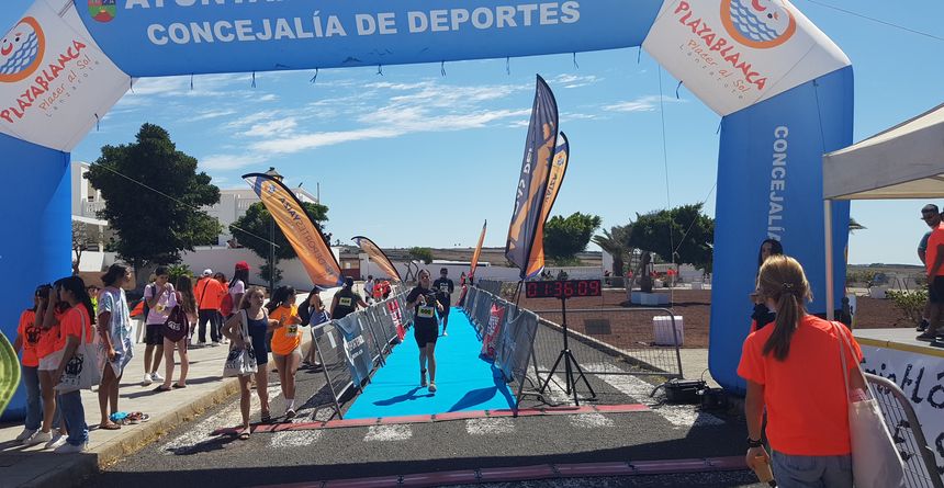 Imagen de una de las niñas entrando en la meta de Playa Blanca