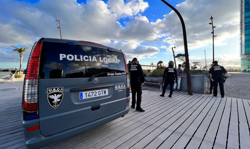 Momento de la detención del menor inmigrante en el parque Islas Canarias