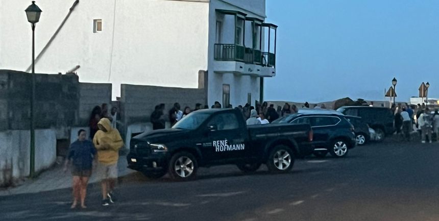 Imagen de un grupo de vecinos concentrados en una esquina del pueblo