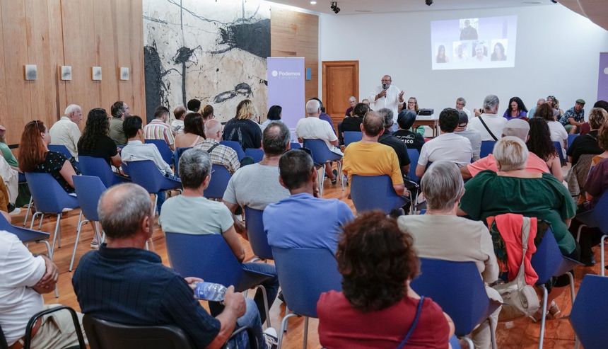 Imagen de la gente que llenó el Fondeadero de Puerto del Carmen.