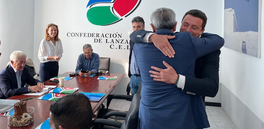 Óscar Noda abrazando a Román Rodríguez.