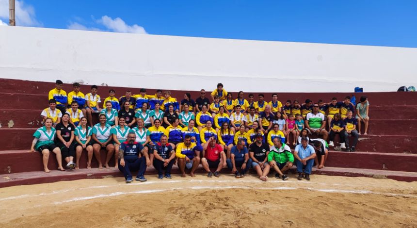 Encuentro de lucha canaria infantil y femenina que tuvo lugar en la mañana del sábado en el campo de lucha Caleta de Sebo de La Graciosa.