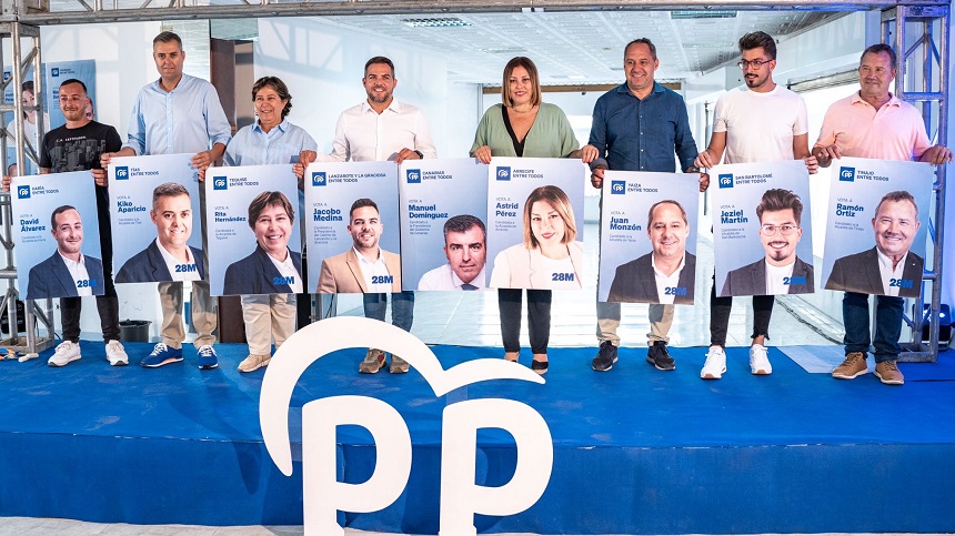 Imagen de los candidatos del PP con sus carteles.