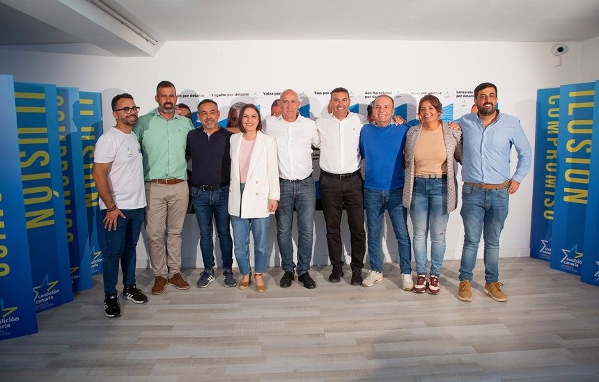 Imagen de los candidatos de CC en la pegada de carteles.