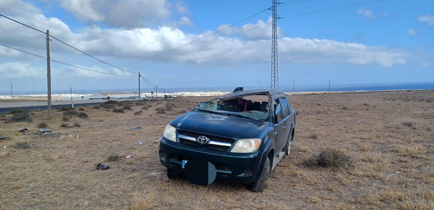 Imagen de cómo quedó el vehículo tras la salida de la vía