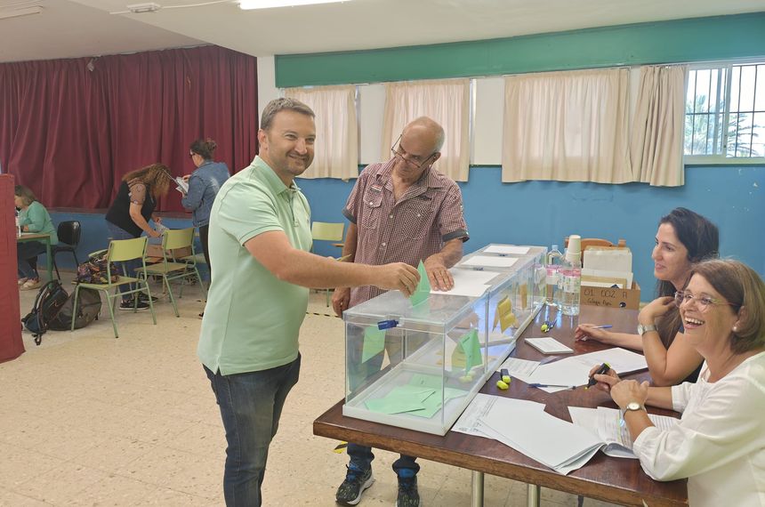 Ruimán Duarte, candidato de LEP al Cabildo, ejerciendo su voto
