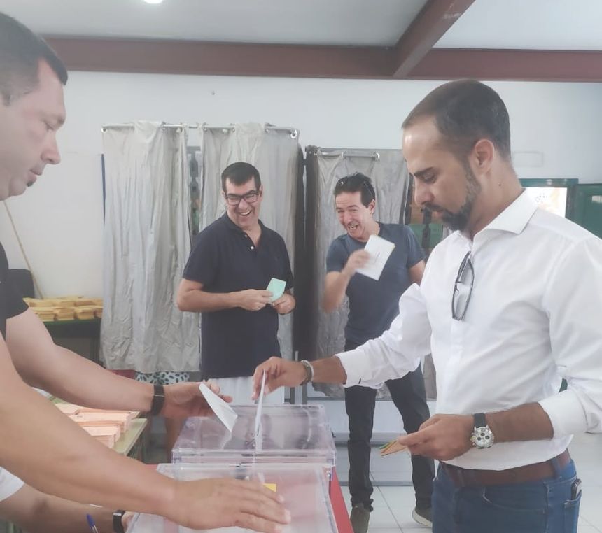 Jonás Álvarez votando en Teguise