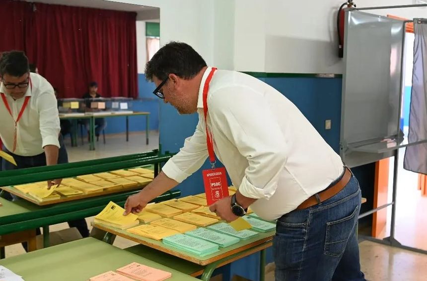 Isidro Pérez cogiendo sus papeletas