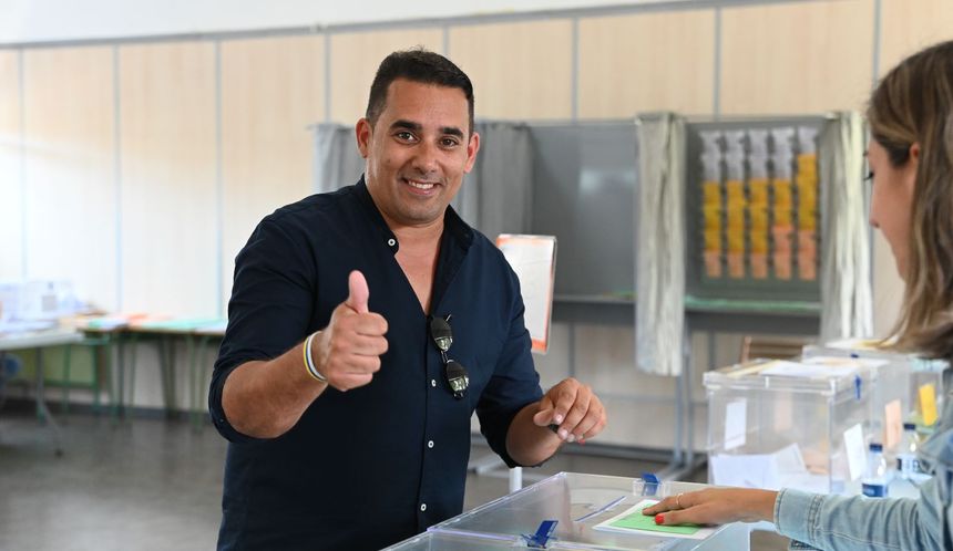 Yoné Caraballo ejerciendo su derecho al voto