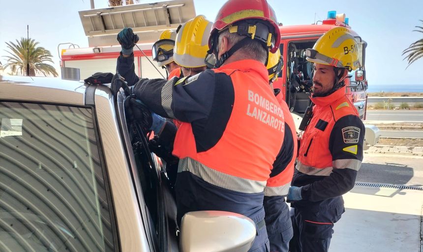 Los bomberos en el momento de rescatar al perro