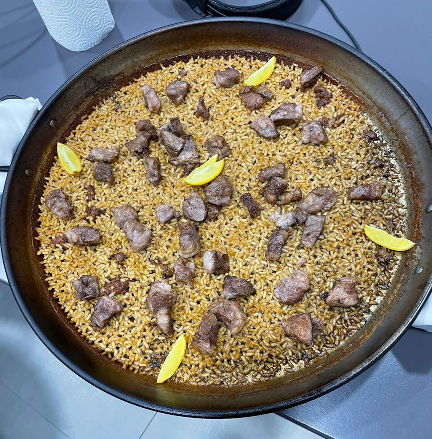 Imagen de la espectacular paella de carne que hicieron para Crónicas Radio.
