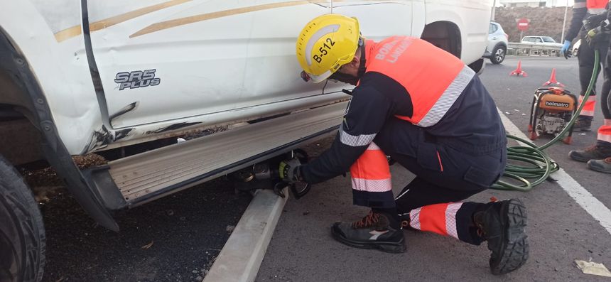 Momento de la actuación de los bomberos