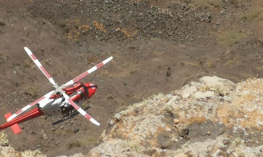 Imagen del helicóptero del GES en el momento de rescatar el cuerpo sin vida del precipitado