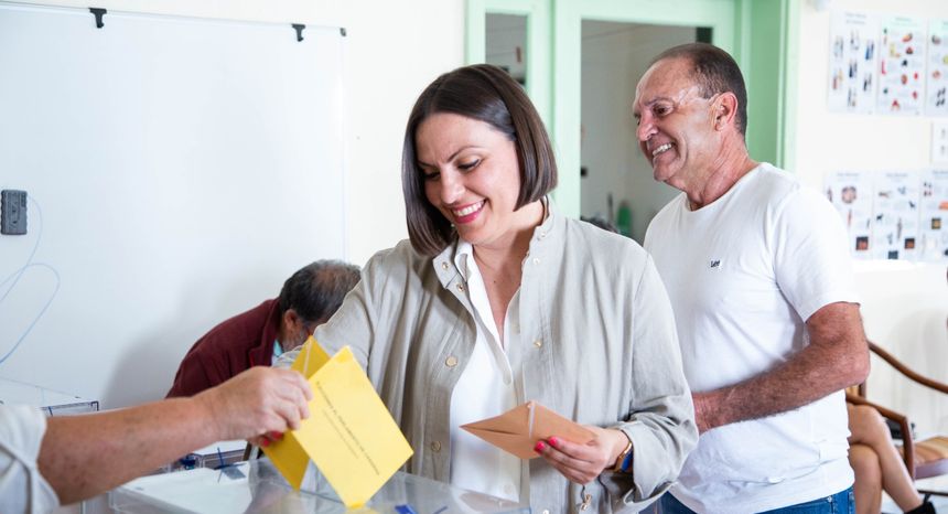 Jesús Machín acudió a votar con su hija Migdalia, secretaria general de CC en Lanzarote.