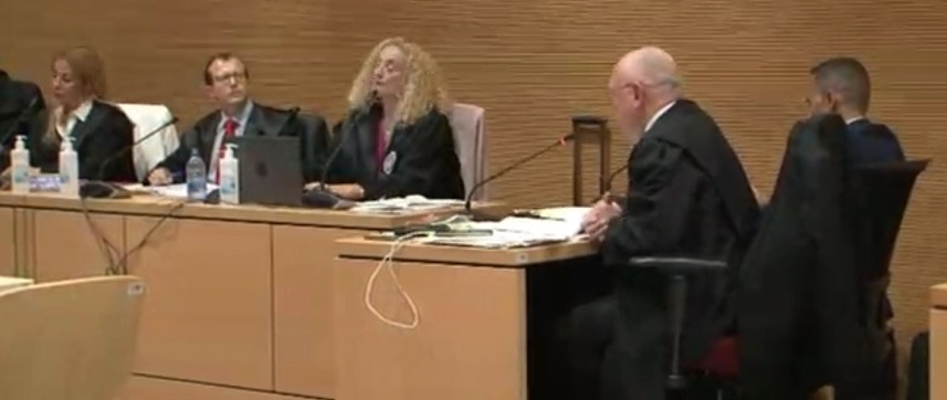 Imagen de Raúl Díaz junto a su abogado en el juicio.