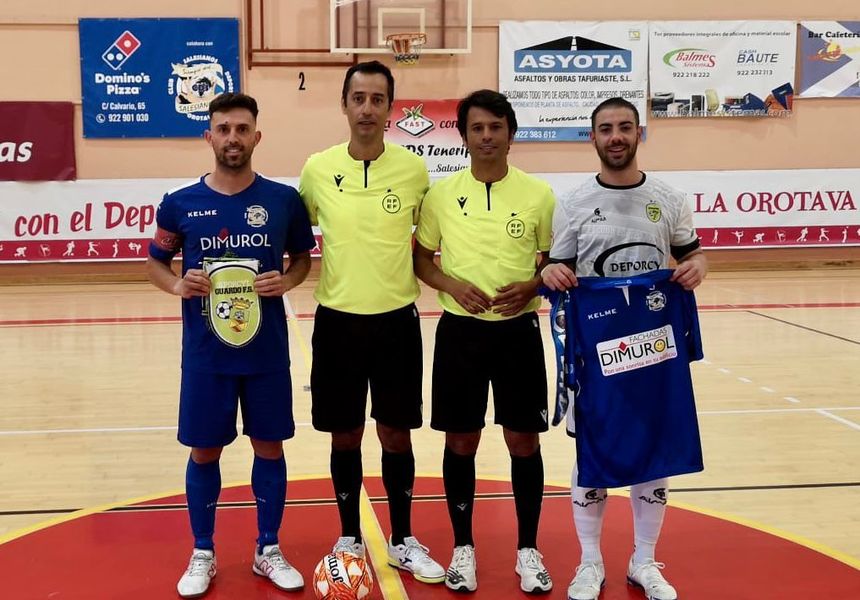 David Rodríguez y Marcos Bergaz con los capitanes de los dos equipos