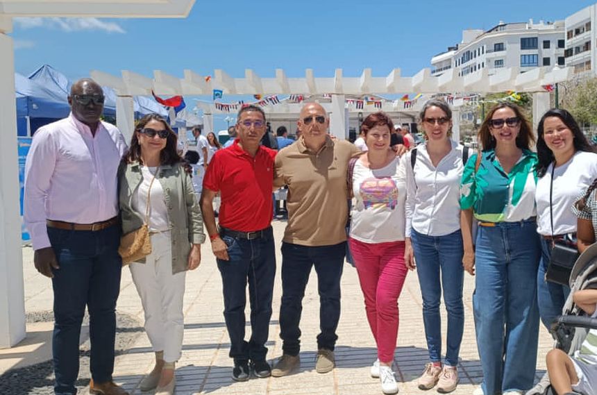 Carlos Alférez en el centro de la imagen con sus nuevos compañeros del PSOE de Lanzarote